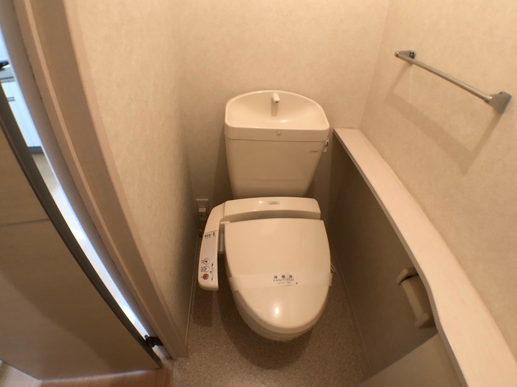 トイレ　温水洗浄便座付きのトイレです♪