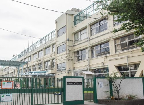小学校　世田谷区立用賀小学校（小学校）まで727m
