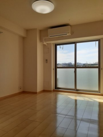 居室・リビング　こちらの居間で趣味の時間をお楽しみください