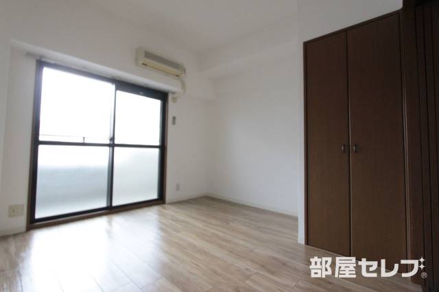 居室・リビング　６．８帖の洋間です