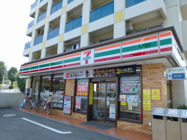 コンビニ　セブンイレブン（コンビニ）まで550m