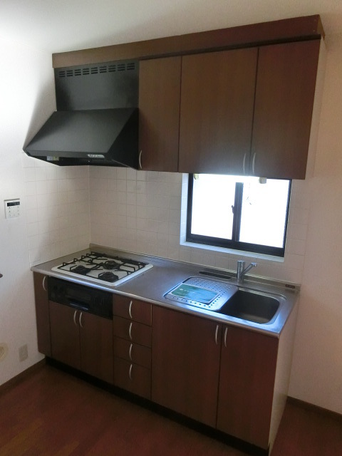 キッチン　３口コンロでお料理も捗りますね。窓もあって通気性良好。