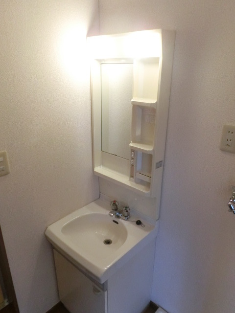 洗面設備　急がし朝の身支度も独立洗面台完備で問題無し。