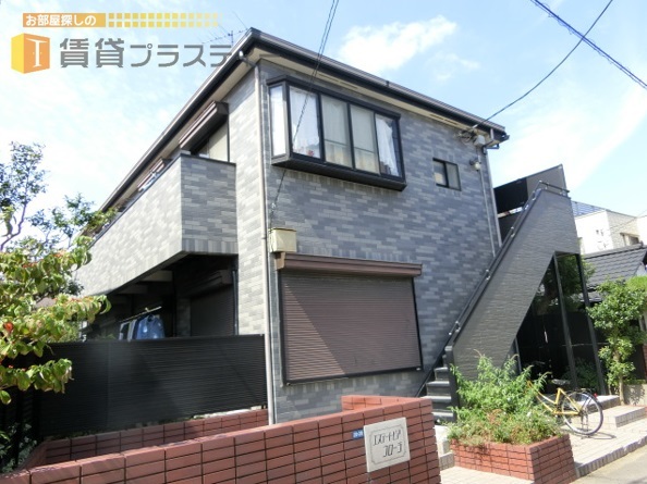 建物外観　周辺は閑静な住宅地、駅までの道は並木道を通って。