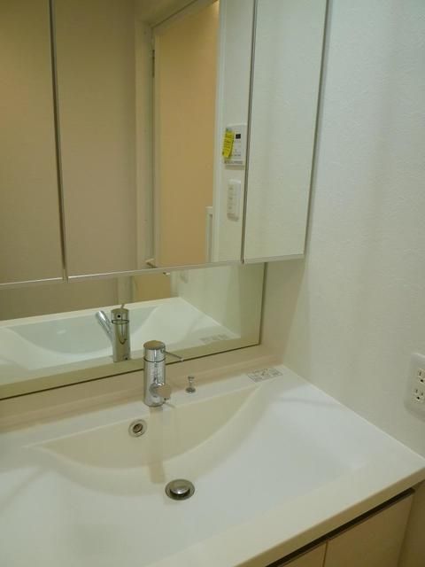 洗面設備　スペースが確保できる洗面所です