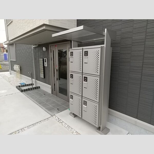 エントランス　宅配ボックス付き