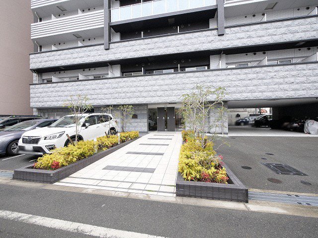 エントランス　落ち着いたエントランスです