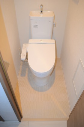 トイレ　落ち着いた色調のトイレです