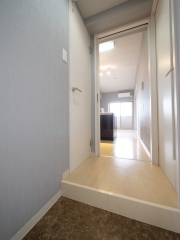 玄関　※写真は別の部屋のものです。