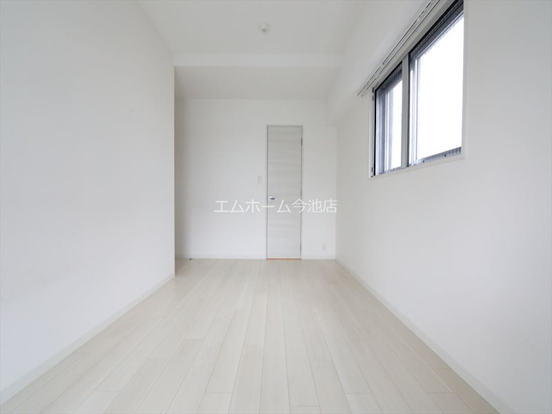 その他設備　洋室7.5帖　窓付（換気良好）バルコニーに面しています