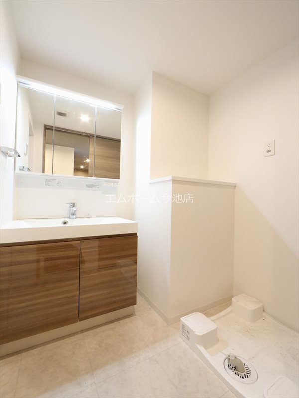 洗面設備　脱衣所　独立洗面台（シャンプードレッサー付）