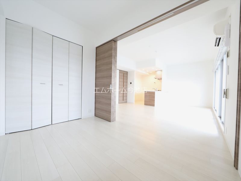 その他部屋・スペース　洋室5.5帖　窓付（換気良好）収納充実しています