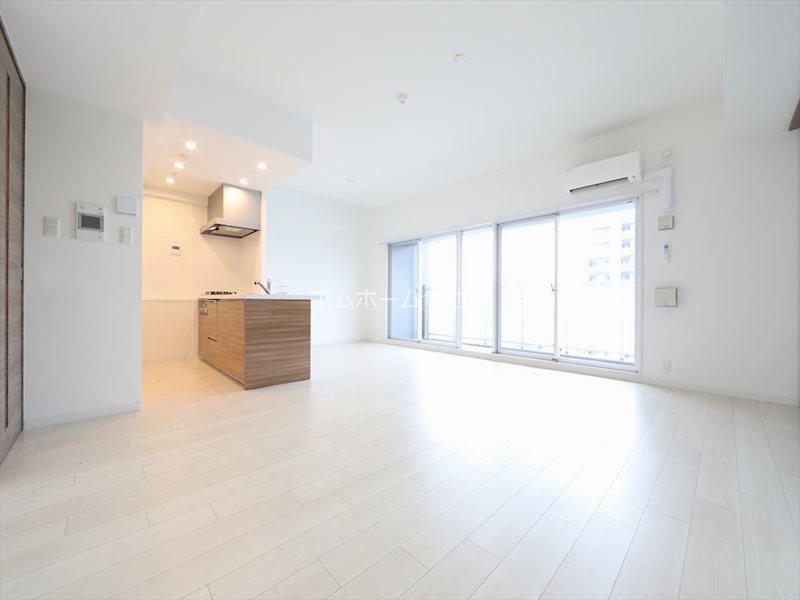 バルコニー　LDK18.2帖　エアコン付カウンターキッチン南向バスコニー