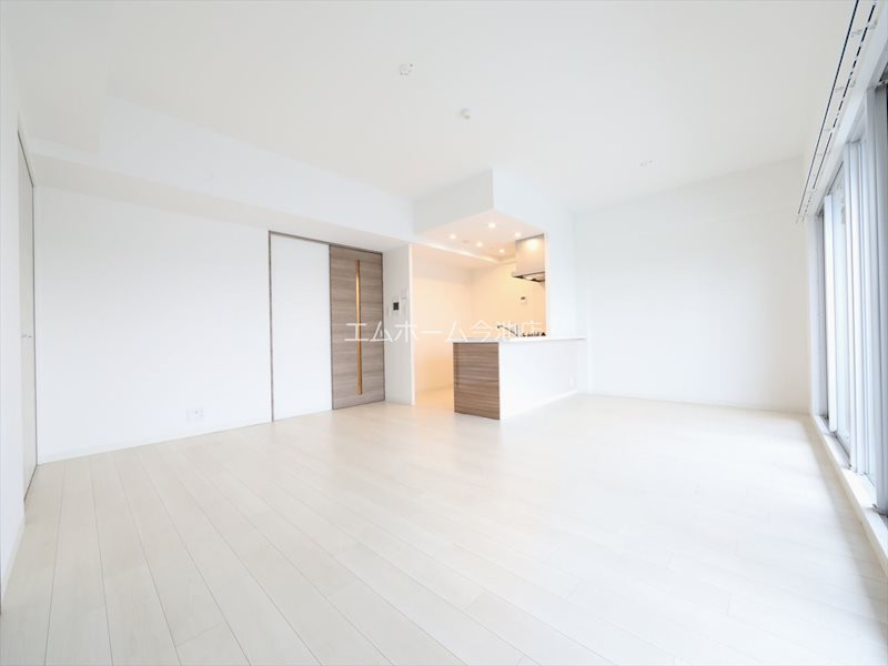 居室・リビング　LDK18.2帖　エアコン付カウンターキッチン南向バスコニー