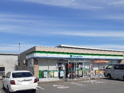 コンビニ　ファミリーマート（コンビニ）まで650m