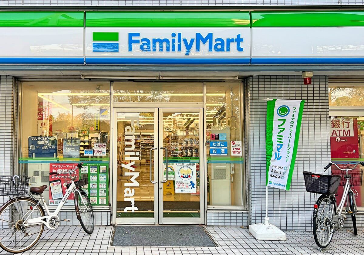 コンビニ　ファミリーマート ミヤモトドラッグ御成門店（コンビニ）まで141m