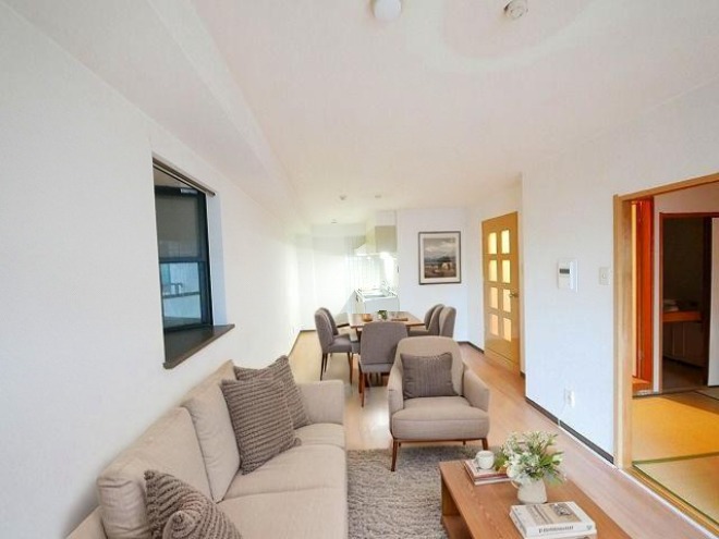 居室・リビング　CGで家具等を配置したもので家具等は含まれません