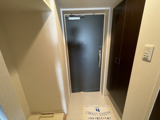 玄関　イメージとして同建物他部屋を表示しています