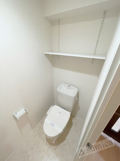 トイレ　人気アイテムの温水洗浄便座。清潔感のあるトイレです。