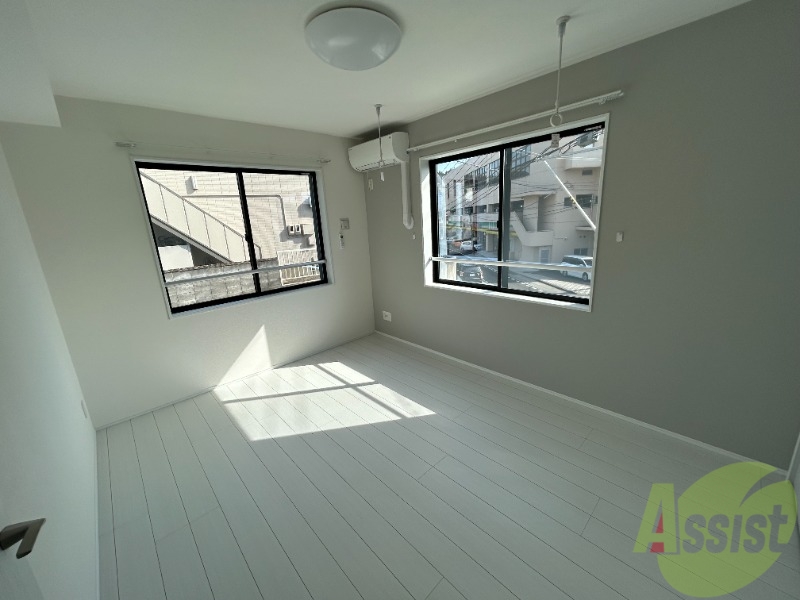 居室・リビング　白を基調とした広めで素敵なお部屋ですよ。