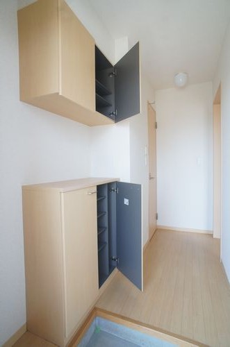 玄関　合計２０足は入るシューズクロークを配した玄関スペース♪