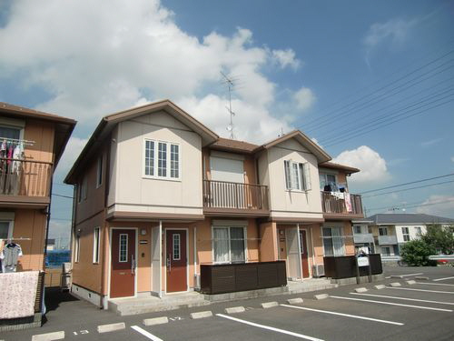 建物外観　駐車場は嬉しい各戸２台付き♪