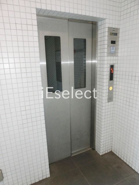 エントランス　エレベータ付のマンションです