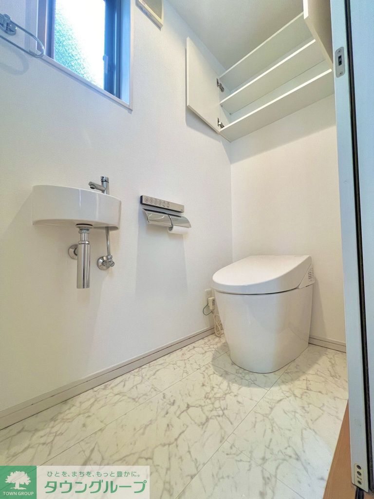 トイレ　1階トイレ窓・収納あり！2階にもトイレあります。