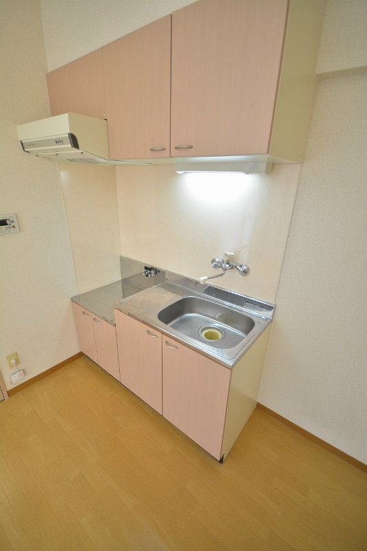 キッチン　調理スペースも十分にとられていますね。
