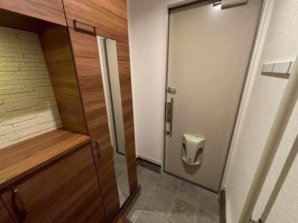 玄関　玄関には全身ミラーがありますので、お出かけ前の身だしなみチ…