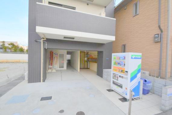 エントランス　オシャレなエントランスは安心のオートロック付きです。