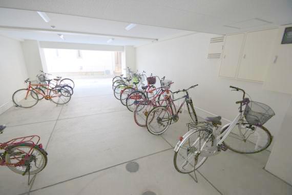 駐車場　敷地内には入居者専用の駐輪スペースもあります。