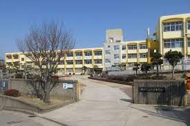 中学校　神戸市立小部中学校（中学校）まで719m