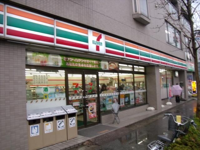 コンビニ　セブンイレブン（コンビニ）まで560m