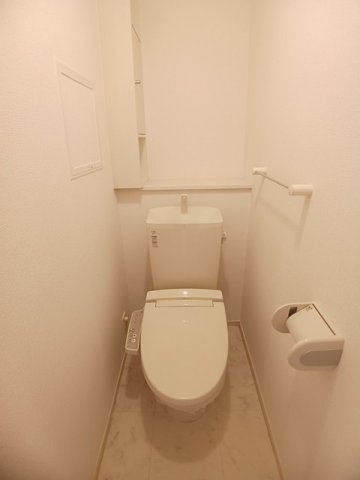 トイレ　落ち着いた色調のトイレです