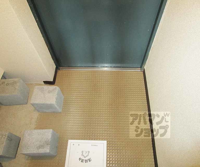 玄関　２０３号室の写真です。