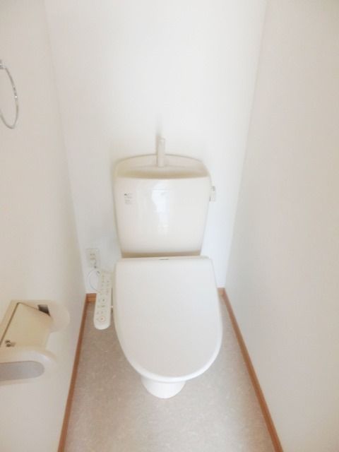 トイレ　温水洗浄便座付きのトイレです