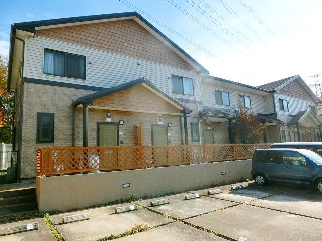 建物外観　2004年築。テラスハウスタイプのお部屋です