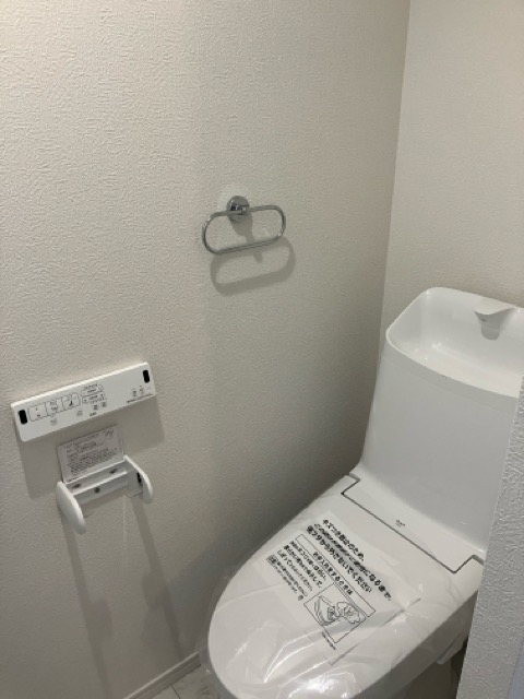 トイレ　落ち着いた色調のトイレです