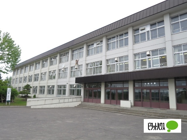 中学校　旭川市立広陵中学校（中学校）まで1049m