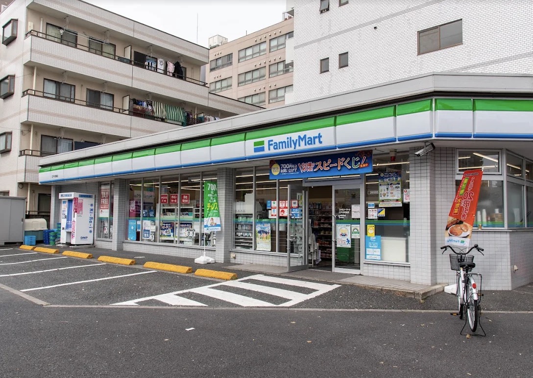 コンビニ　ファミリーマート江戸川球場店（コンビニ）まで86m