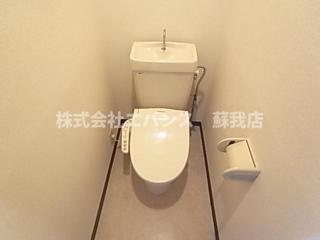 トイレ　清潔感のある温水洗浄便座付トイレです