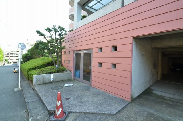 駐車場　地下駐車場入り口（右）＆敷地内専用ゴミ集積所（左）