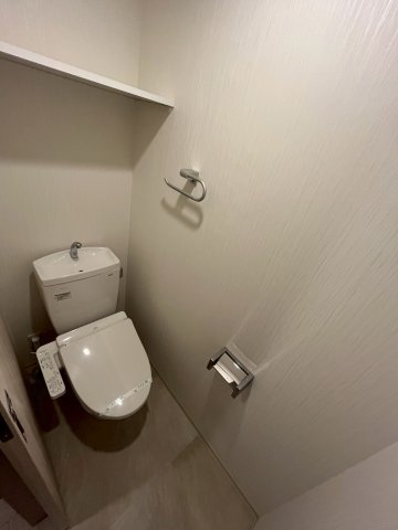 トイレ　落ち着いた色調のトイレです