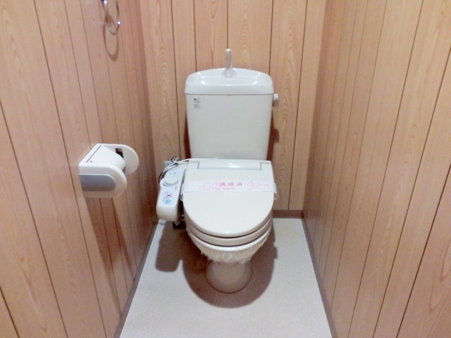 トイレ　別室参考写真／快適な温水洗浄便座付き