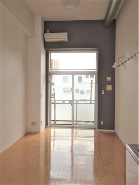 居室・リビング　☆キッチンから見たお部屋☆（※写真は２０６号室となります。）