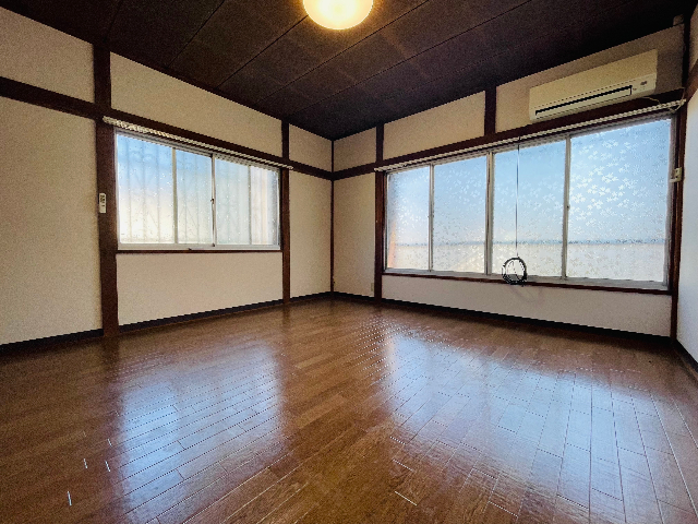 居室・リビング　ゆったり８帖の居室　２面採光の風通しも良好