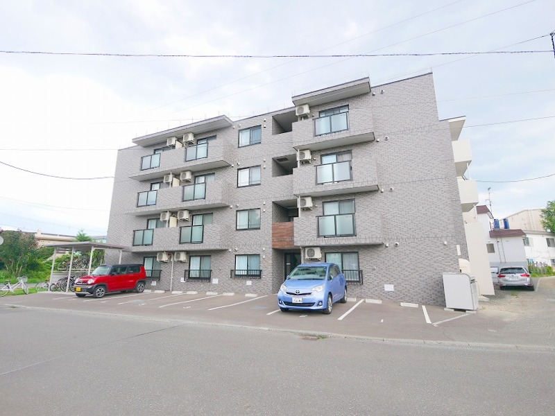 建物外観　閑静な住宅地です♪駐車場も空いています♪
