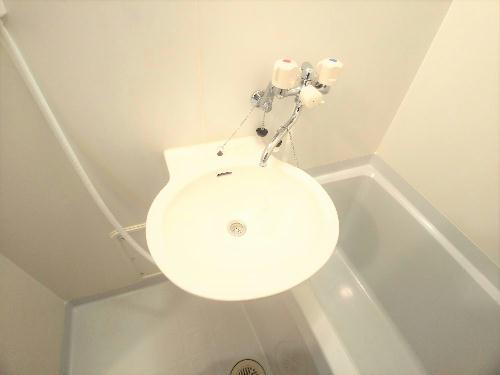 洗面設備　鏡を備え　準備のしやすい洗面台
