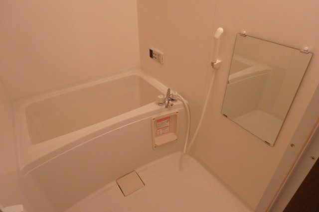 バス・シャワールーム　別部屋反転間取のお写真になります。参考にご覧くださいませ。